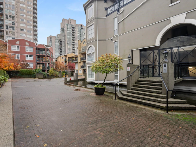105-5 Renaissance Square, New Westminster, BC, V3M 6K5 - 33