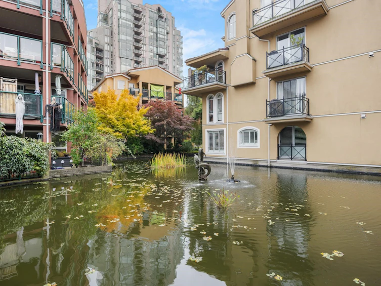 105-5 Renaissance Square, New Westminster, BC, V3M 6K5 - 34