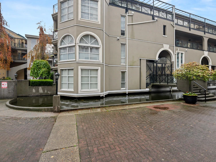 105-5 Renaissance Square, New Westminster, BC, V3M 6K5 - 32