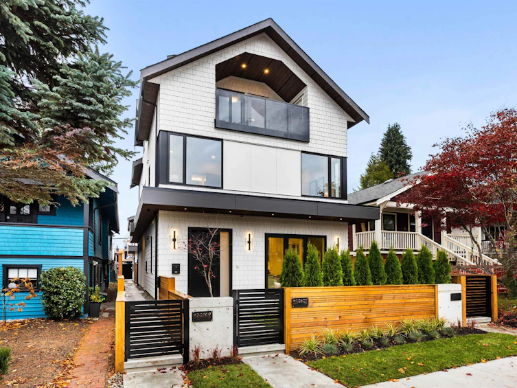 1-2607 Dundas Street, Vancouver, BC, V5K 1R1