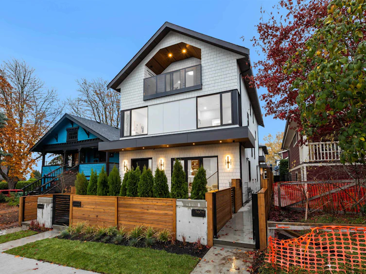 2609 Dundas Street, Vancouver, BC, V5K 1R1
