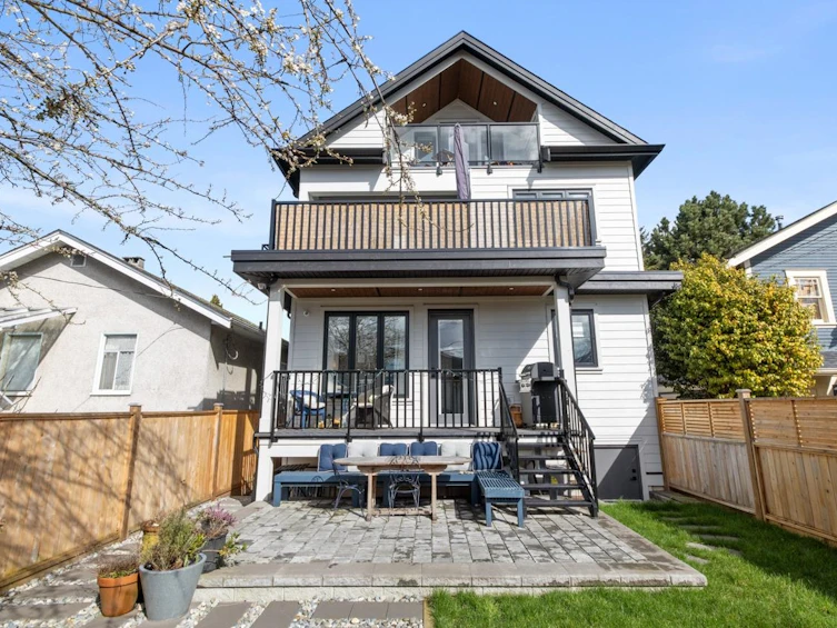 2558 Dundas Street, Vancouver, BC, V5K 1P8