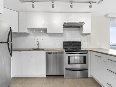 1610-2016 Fullerton Avenue - 2