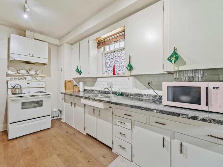 7963 Montcalm Street, Vancouver, BC, V6P 4P2 - 18