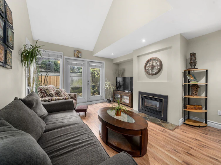 6-230 W 15th Street, North Vancouver, BC, V7M 1S2 - 2
