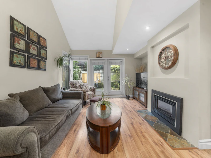 6 - 230 W 15th Street, North Vancouver BC V7M 1S2