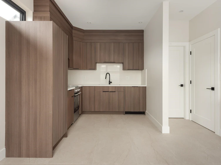 L1-4413 Oxford Street, Burnaby, BC, V5C 1E6 - 3