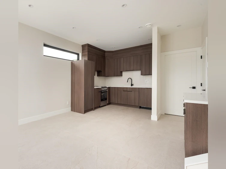 L1-4413 Oxford Street, Burnaby, BC, V5C 1E6 - 4