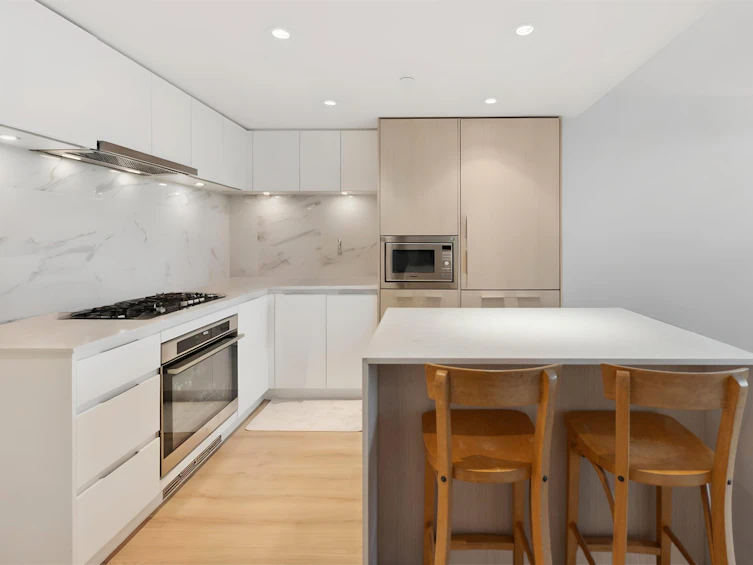 805-1500 Fern Street, North Vancouver, BC, V7J 0E6 - 2