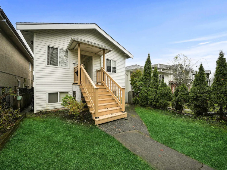 2316 Nanaimo Street, Vancouver, BC, V5N 5E3 - 2
