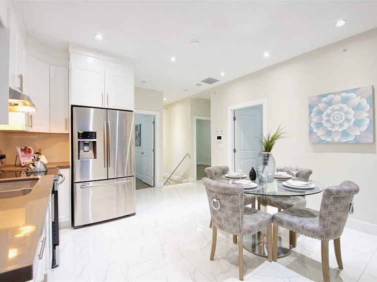 215 E 64th Avenue, Vancouver, BC, V5X 2M5