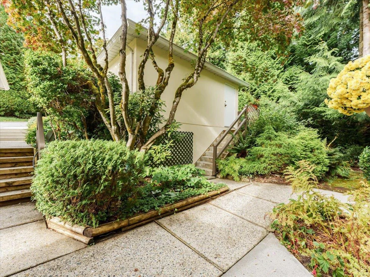 8804 Robins Court, Burnaby, BC, V5A 4K7 - 32