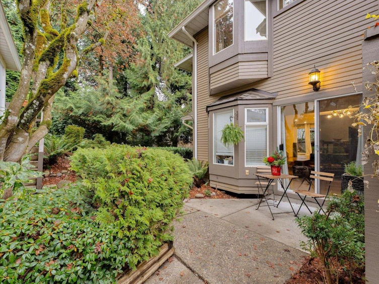 8804 Robins Court, Burnaby, BC, V5A 4K7 - 28
