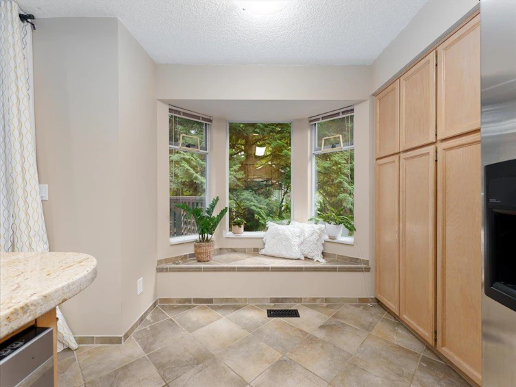 8804 Robins Court, Burnaby, BC, V5A 4K7 - 12