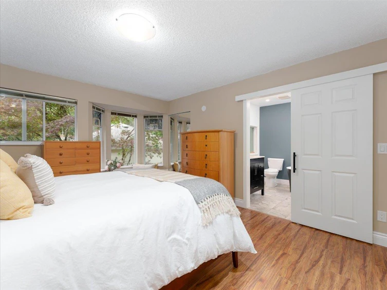 8804 Robins Court, Burnaby, BC, V5A 4K7 - 16