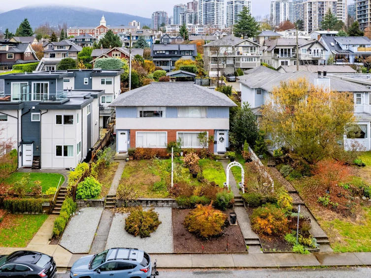 226-228 W 5th Street, North Vancouver, BC, V7M 1K1