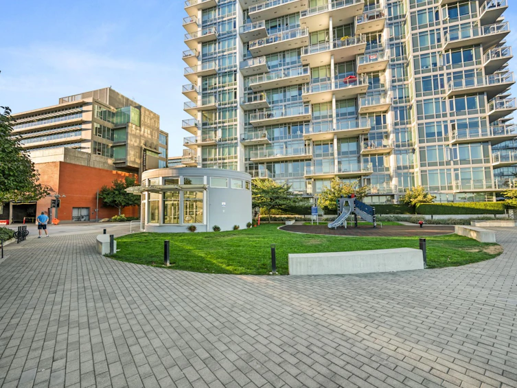 102-200 Nelson's Crescent, New Westminster, BC, V3L 0H4 - 31