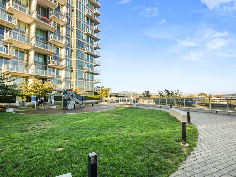 102-200 Nelson's Crescent, New Westminster, BC, V3L 0H4 - 30