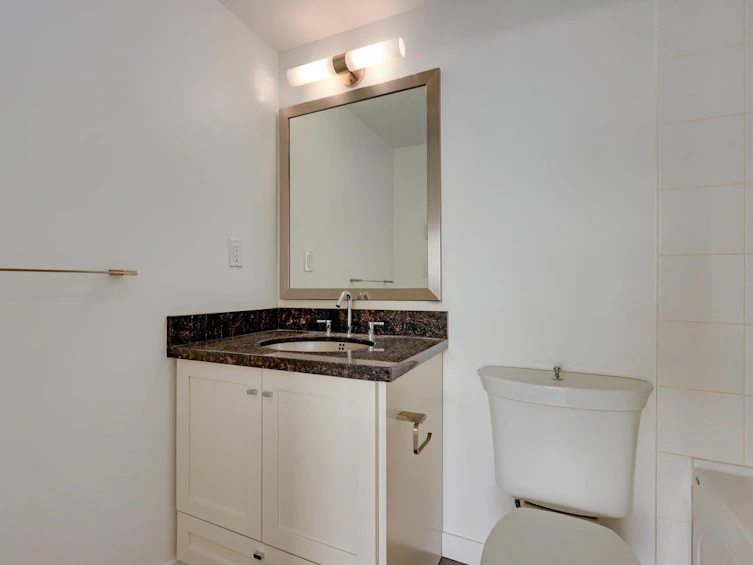 1607-1 Renaissance Square, New Westminster, BC, V3M 0B6 - 15