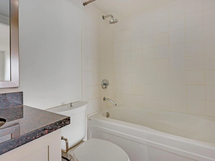 1607-1 Renaissance Square, New Westminster, BC, V3M 0B6 - 16