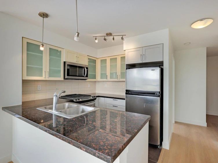 1607-1 Renaissance Square, New Westminster, BC, V3M 0B6 - 2
