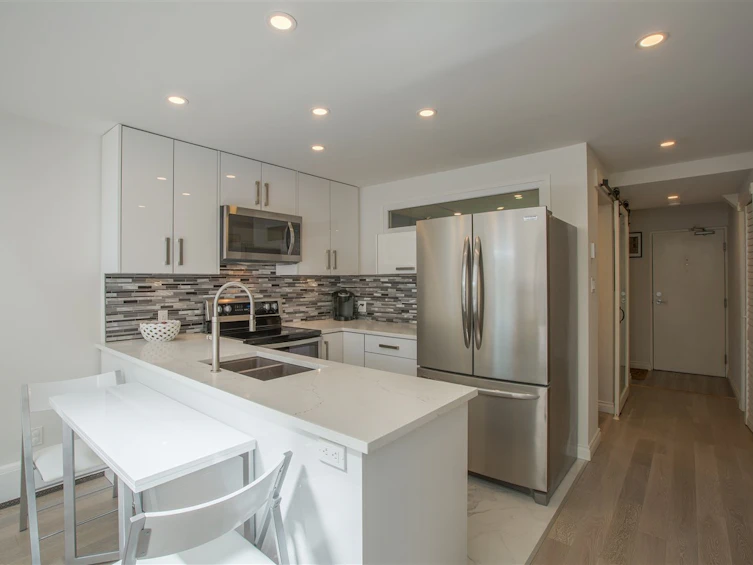106-1745 Esquimalt Avenue, West Vancouver, BC, V7V 1R7 - 2