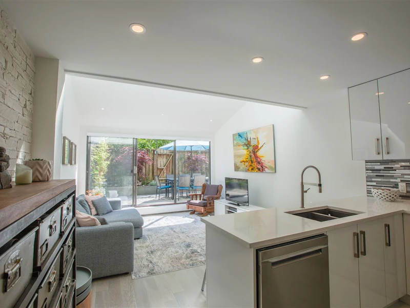 106 - 1745 Esquimalt Avenue, West Vancouver BC V7V 1R7