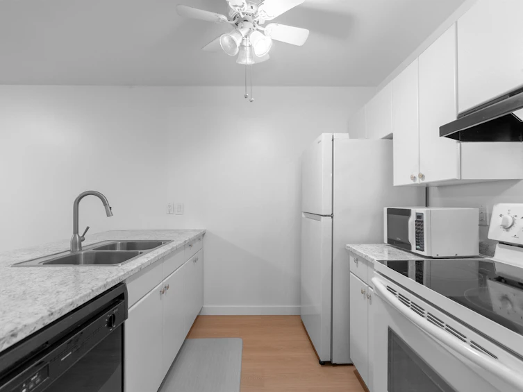 214-9300 Glenacres Drive, Richmond, BC, V7A 1Y8 - 7