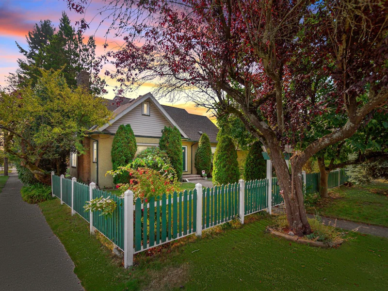 1602 Tenth Avenue, New Westminster BC V3M 3J3