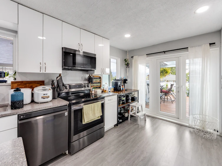 10 N Stratford Avenue, Burnaby, BC, V5B 1K9 - 9