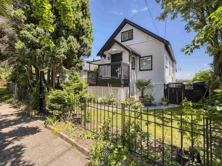 468 Garrett Street, New Westminster, BC, V3L 3S4