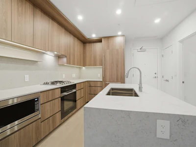 608-5212 Cambie Street - 5