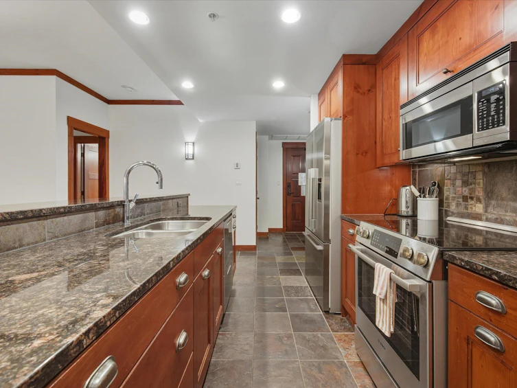 221-2202 Gondola Way, Whistler, BC, V8E 0M7 - 9