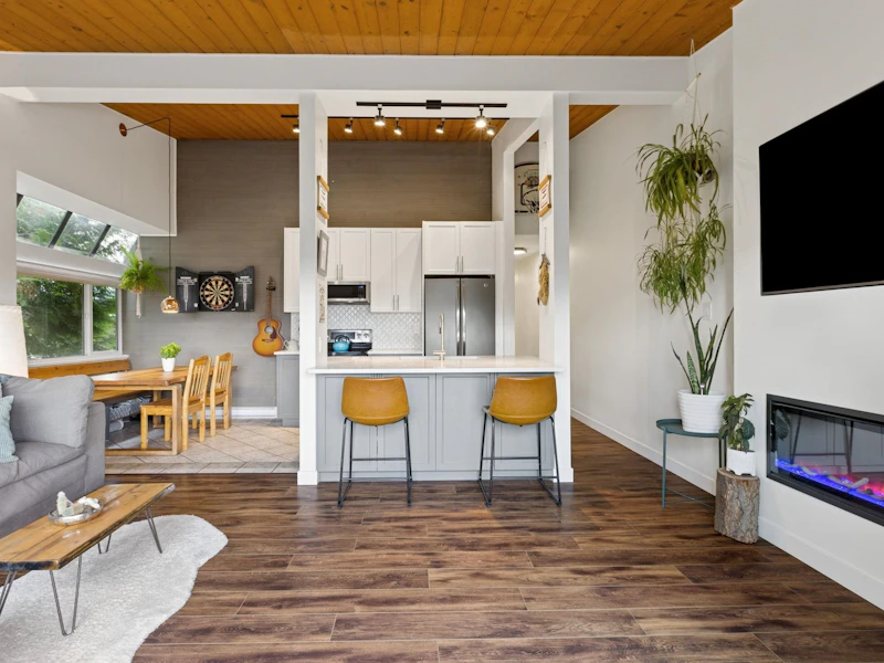 302 - 146 E 18th Street, North Vancouver BC V7L 2X5