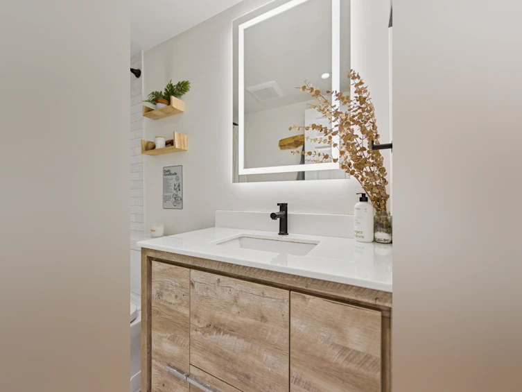 302-146 E 18th Street, North Vancouver, BC, V7L 2X5 - 18