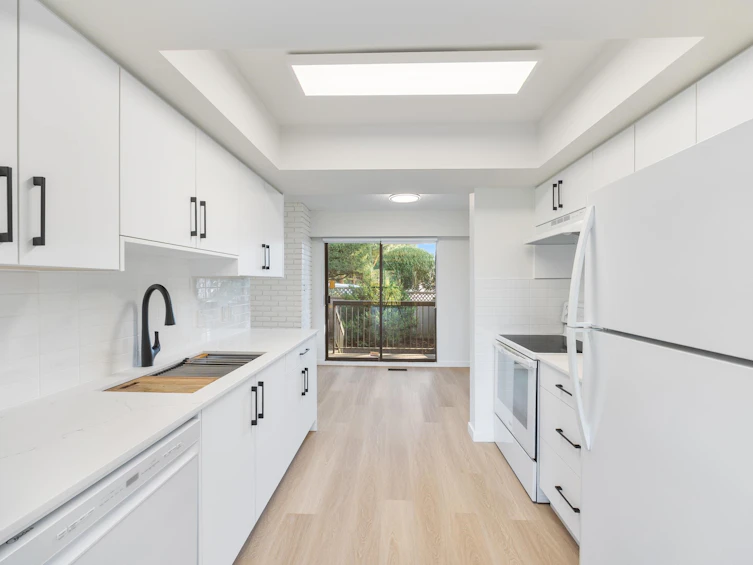 2620 Moorcroft Court, Burnaby, BC, V5B 4R2 - 10
