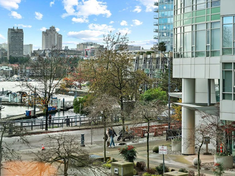 123 Aquarius Mews, Vancouver, BC, V6Z 2Z1 - 2