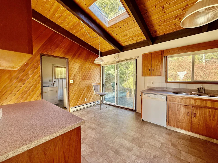 7077 Dale Road, Halfmoon Bay, BC, V7Z 0N2 - 7