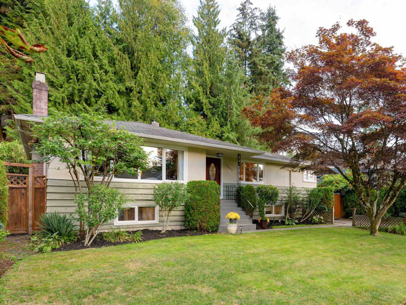 3658 Loraine Avenue, North Vancouver BC V7R 4B8
