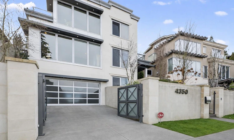 4350 Locarno Crescent