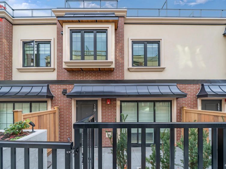 110-918 W 32rd Avenue, Vancouver, BC, V5Z 2K2 - 32