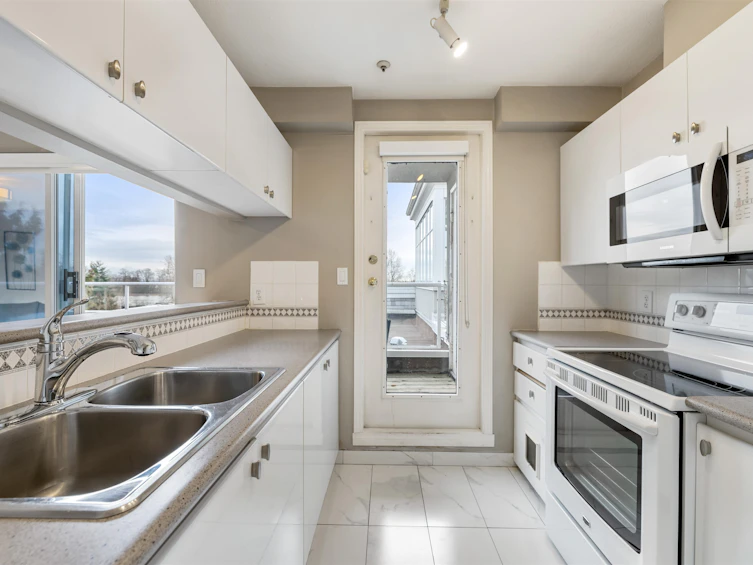 407-8460 Jellicoe Street, Vancouver, BC, V5S 4S8 - 4