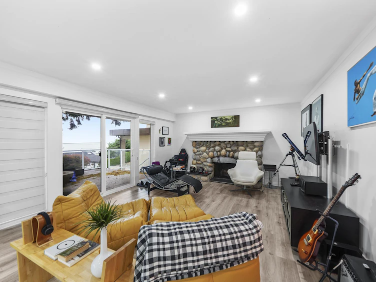 13179 Marine Drive, Surrey, BC, V4A 1E6