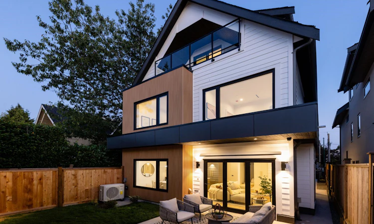 #2-1079 E 14th Avenue