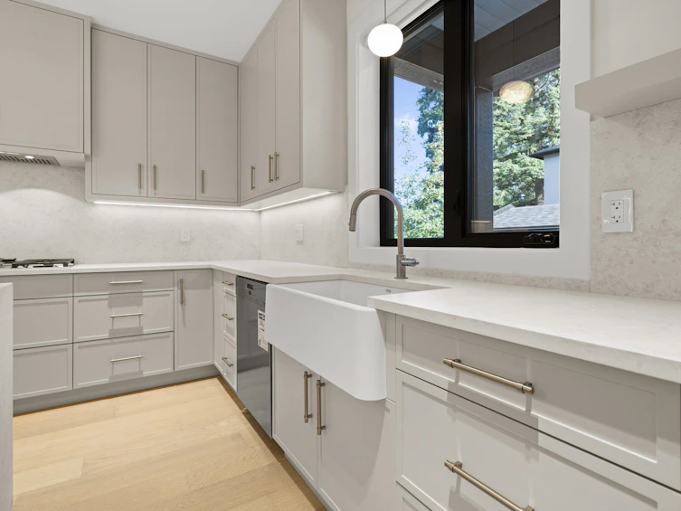 3218 W 39th Avenue, Vancouver, BC, V6N 2Z9 - 3