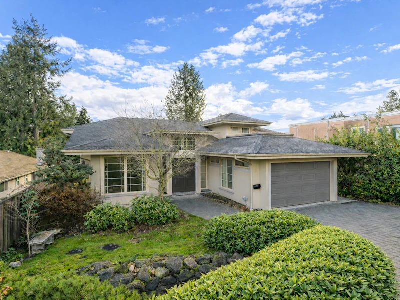2566 Marine Drive, West Vancouver BC V7V 1L4