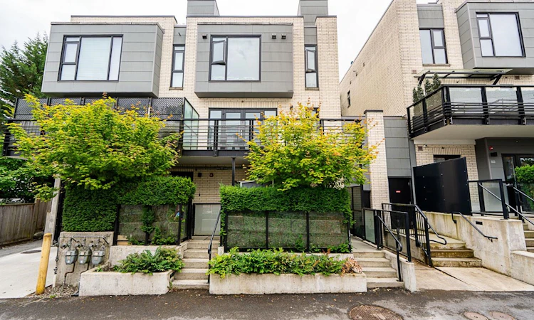 2-589 W King Edward Avenue