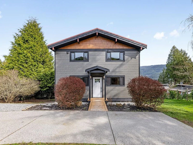 6176 S Gale Avenue, Sechelt BC
