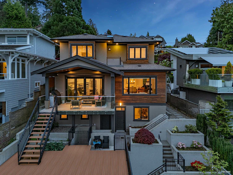 4061 St. Pauls Avenue, North Vancouver, BC, V7N 1T4 - 3