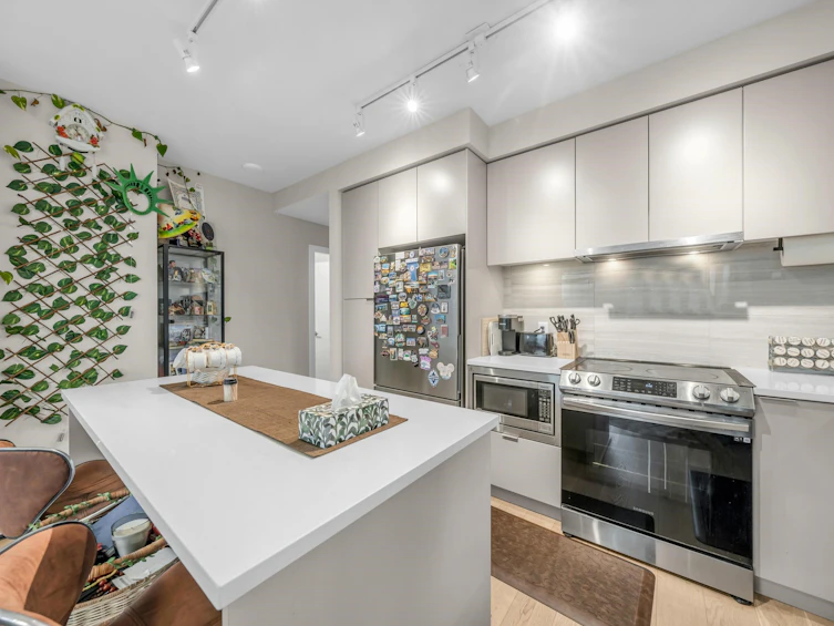 702-8725 University Crescent, Burnaby, BC, V5A 4Y8 - 4